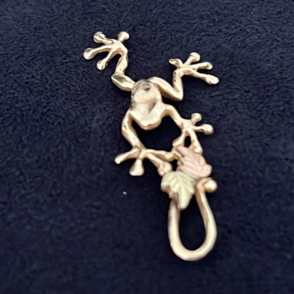 10k Gold Frog Pendant - Picture 3 of 5